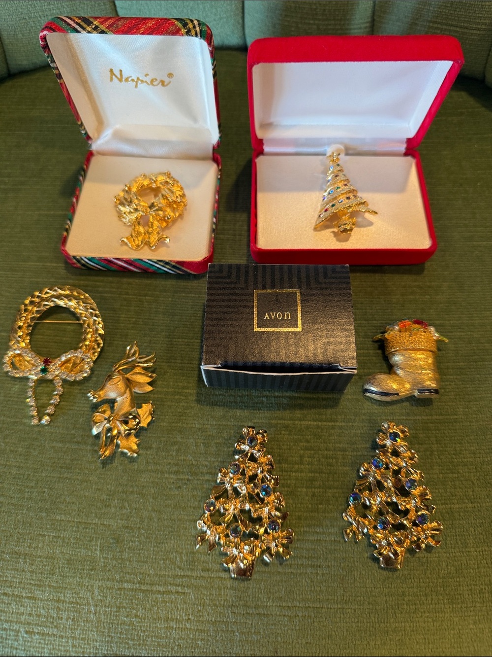 7 piece lot vintage Christmas brooches - 2 are Avon, 1 is Art, 1 Napier. Kitschy